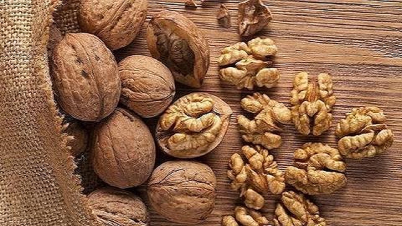 گردو و  خوراکی های مفید برای کبد چرب