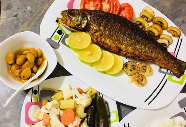 ماهی قزل آلا و  خوراکی های مفید برای کبد چرب