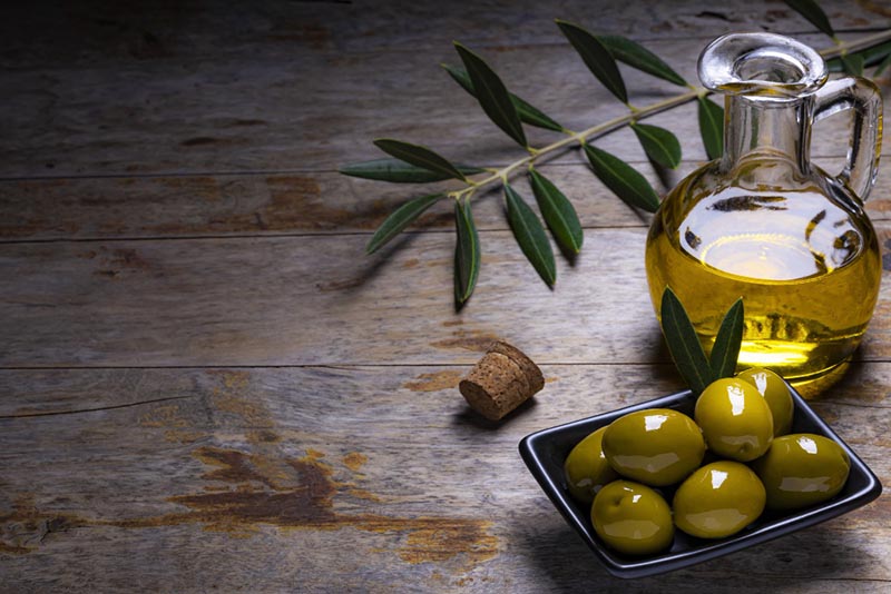 روغن زیتون و  خوراکی های مفید برای کبد چرب